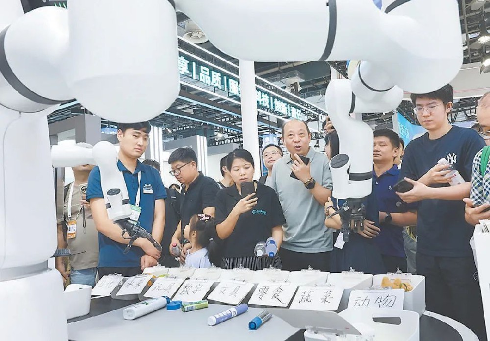 AI浪潮奔涌向前 正叩响生活与产业的 “智能新大门”