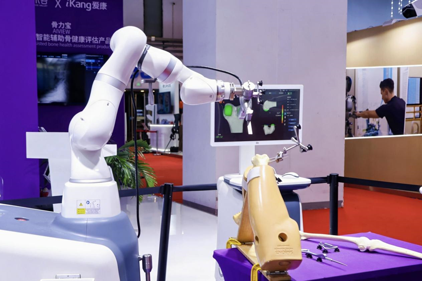 AI革命浪潮下：智能终端重构医疗健康产业新图景