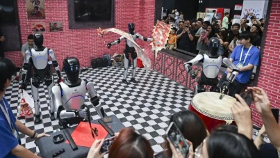 人工智能赋能千行百业：新消费、新就业与治理新路径