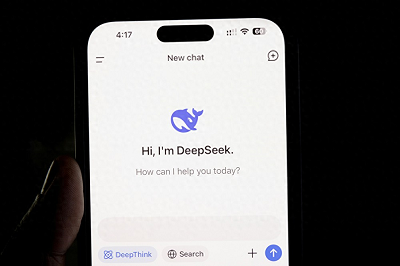 DeepSeek-V3.1破局国产算力：FP8革新与智能体进化双轮驱动