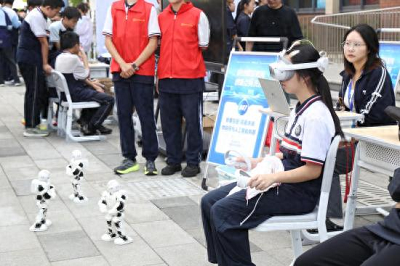 西大附中悦来校办首届科技节 学生沉浸体验AI与无人机