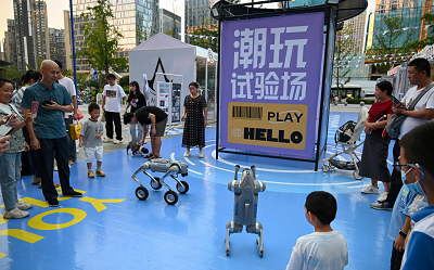 机器人组团亮相成都街头 国庆科技秀展现AI亲民魅力