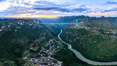 花江峡谷大桥创双项世界纪录 中国智慧破解山区建桥难题