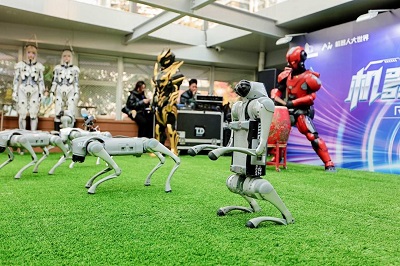 春熙路迎来机器人集群 智能科技走近大众生活